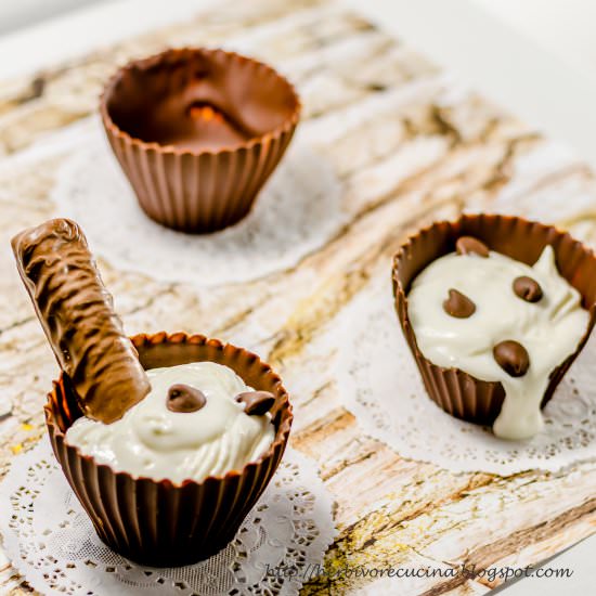 Frozen Yogurt in Chocolate Cups