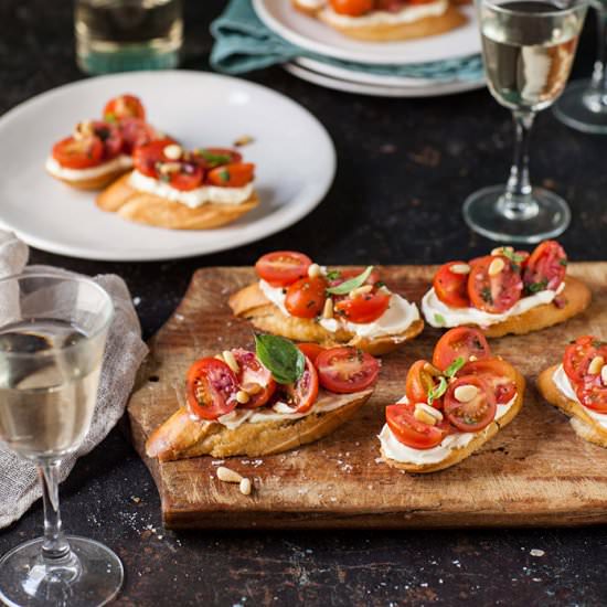 tomato crostini with goats cheese