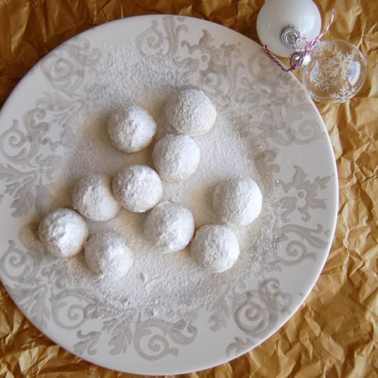 Cardamom and hazelnut snowballs