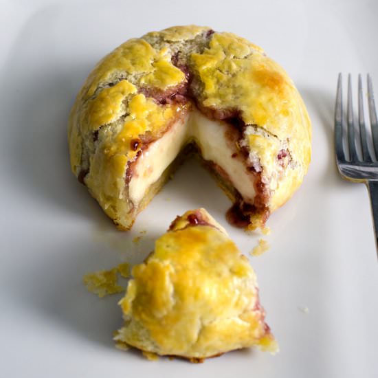 mini baked brie pie