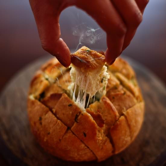 Garlic and cheesy pull apart bread