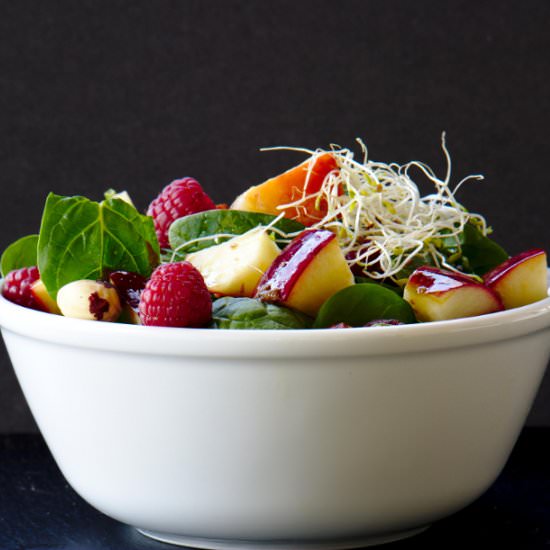 Spinach salad with apples and nuts