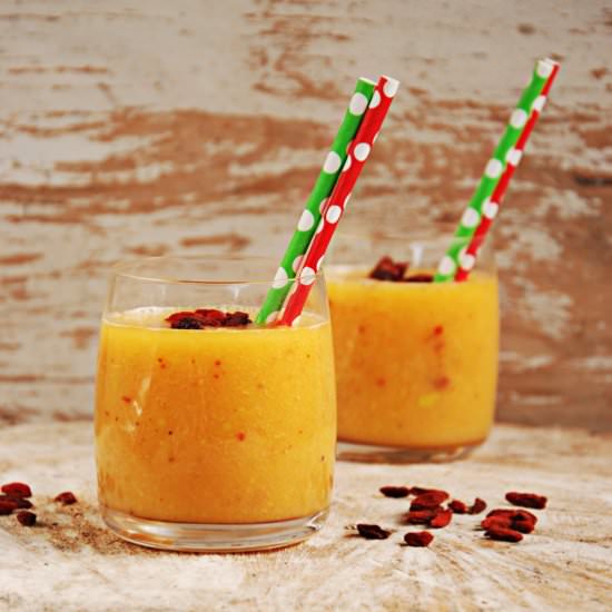 Mango and Goji berries smoohie