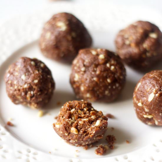 5-Minute Healthy Choco Almond Bites