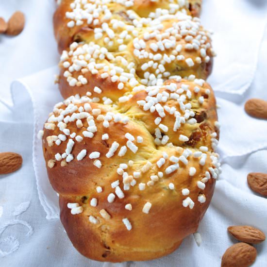 Sweet braided with figs and almonds