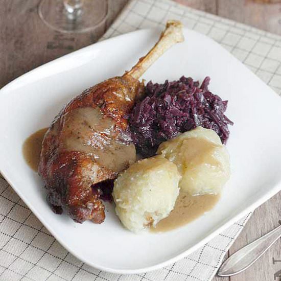 Goose roast with red cabbage