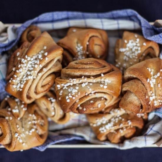Korvapuusti : Finnish Cinnamon Buns