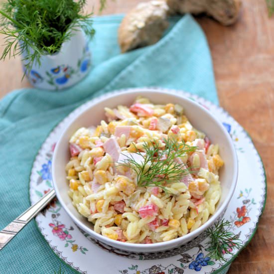 Salad of rice -shaped pasta
