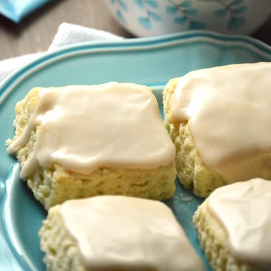 Vanilla Scones w Black Tea Glaze