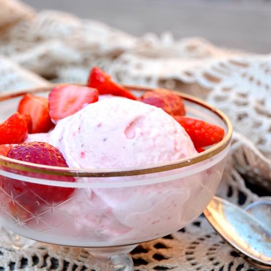 Easy Strawberry Yoghurt Gelato