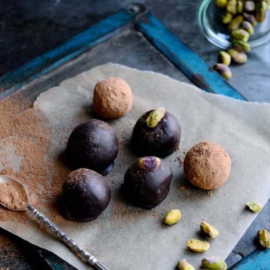 Date balls with cherry wine