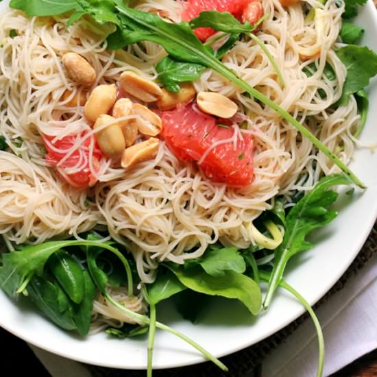 Rice noodle salad with grapefruit