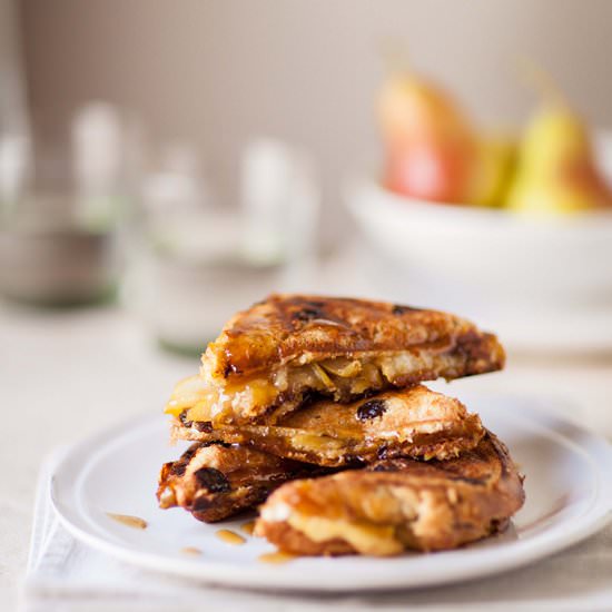 Caramelized pear & Gorgonzola toast