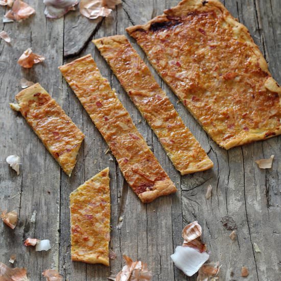 Crispy coca with bacon and onion