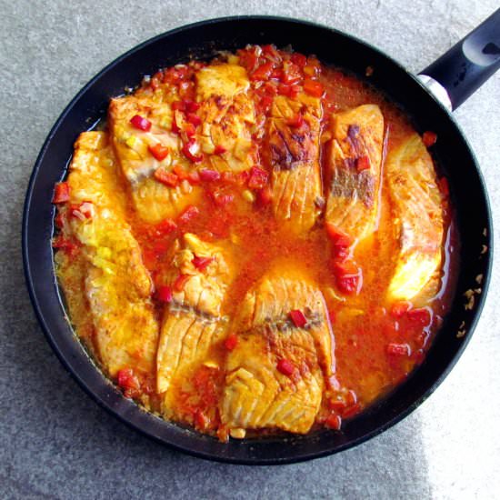 Salmon fillets red pepper sauce