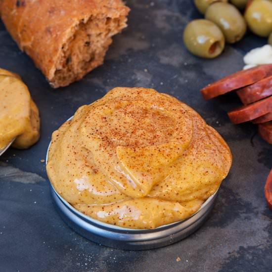 Paprika and garlic mayonnaise