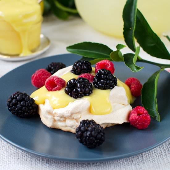 Mini Pavlovas with Lemon Curd