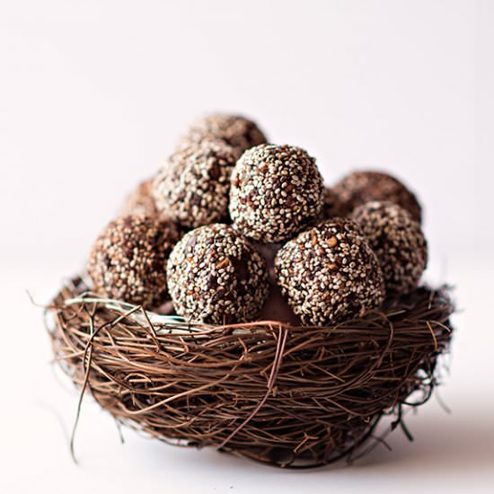 Raw vegan cacao chia balls
