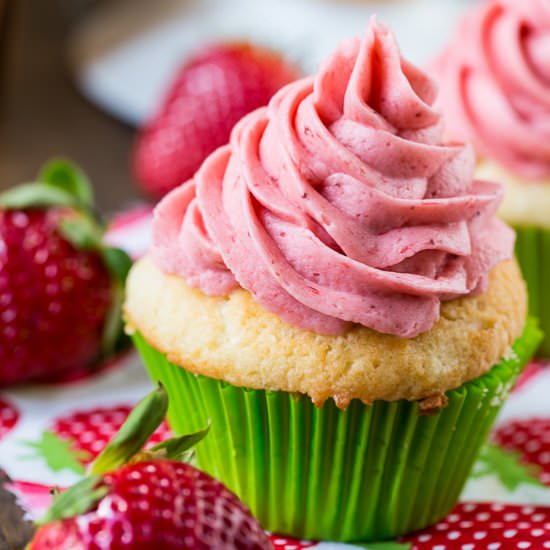 Vanilla Cupcakes with Strawberry