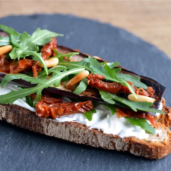 Garlic bread with ricotta cheese