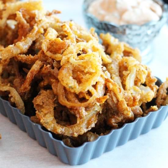 Onion Strings & Creamy Sriracha Dip