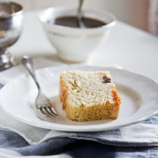 Yogurt and spelt flour cake