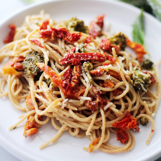 Broccoli & Sun-Dried Tomatoes Pasta