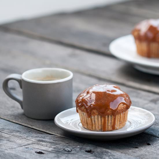 Banana muffins with vegan caramel