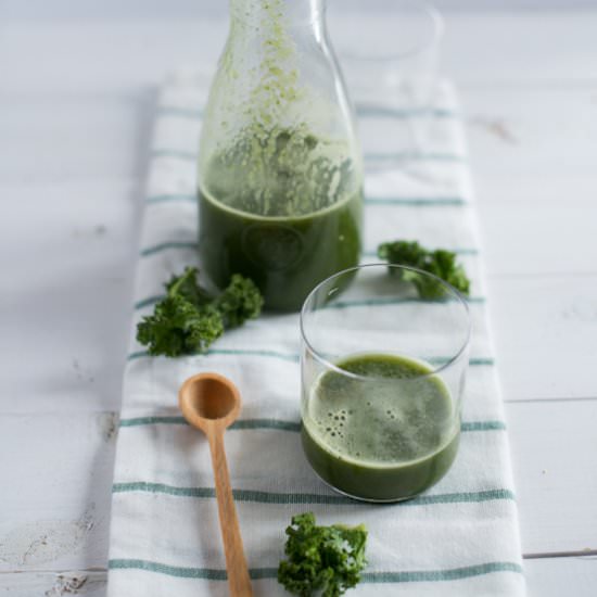 Green Smoothie with Pear and Kale