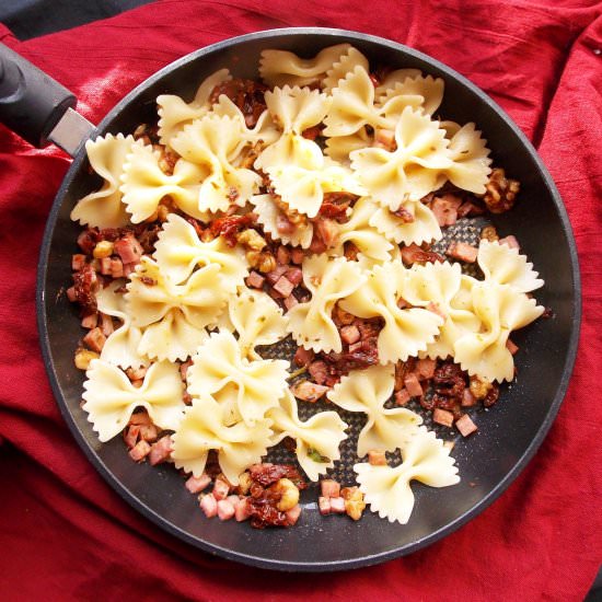 Ham and Sun-Dried Tomatoes Pasta