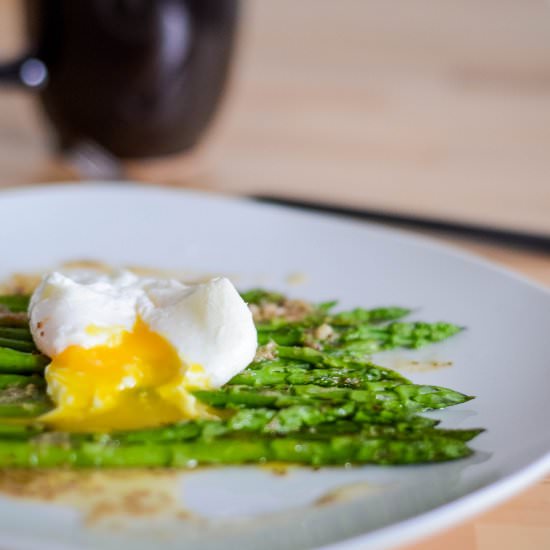 Asparagus with bagna cauda and egg