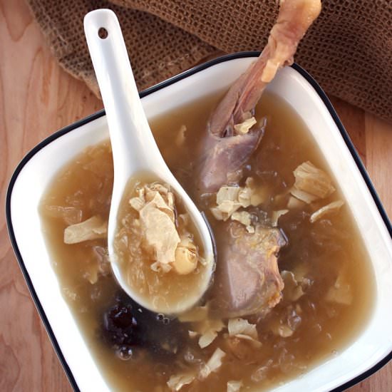 Snow fungus ginseng chicken soup