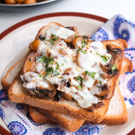 Mushroom and chickpeas sandwich