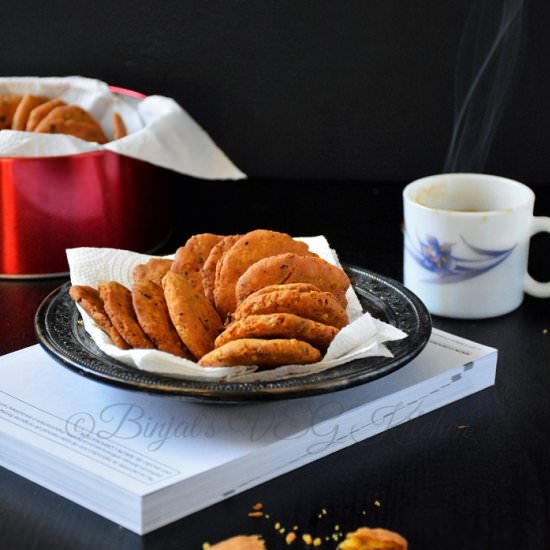 Methi Mathri (Fenugreek Crackers)
