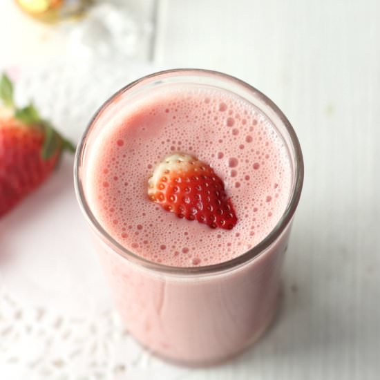 Strawberry Lassi: Yogurt Smoothie