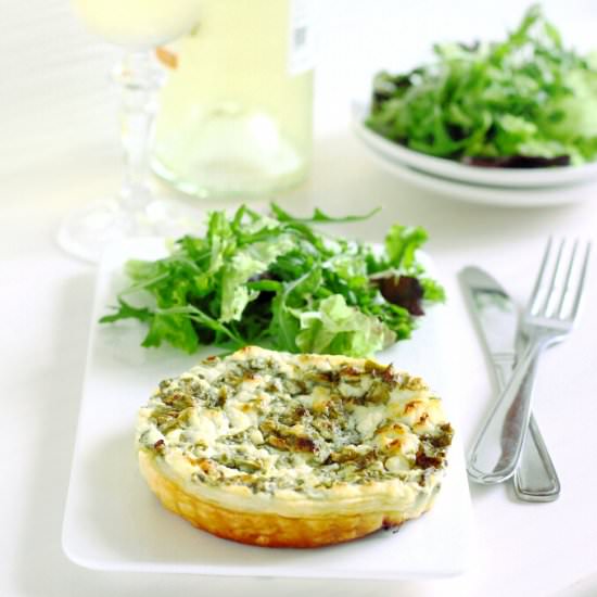 Tartlets with wild garlic and chees