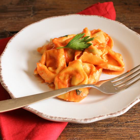 Easy Tomato Cream Sauce for Ravioli