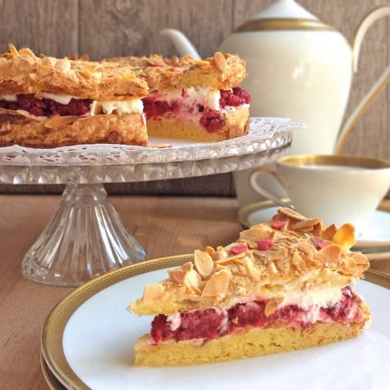 Raspberry cake with almonds