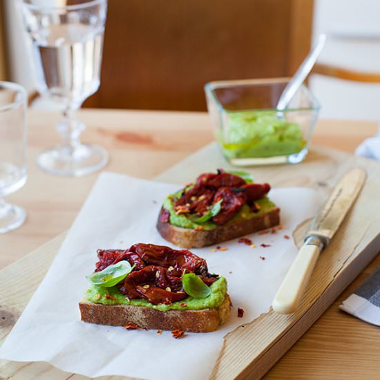 Open sandwich with sun dried tomato