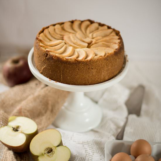 Cinnamon cheesecake with apples