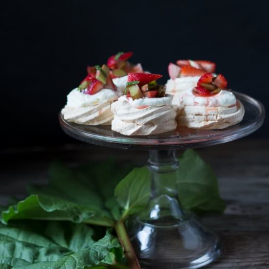 Mini Strawberry Pavlova