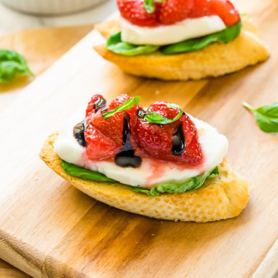 Roasted Strawberry Caprese Crostini