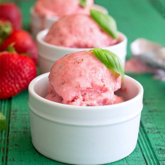 No-Churn Strawberry Frozen Yogurt