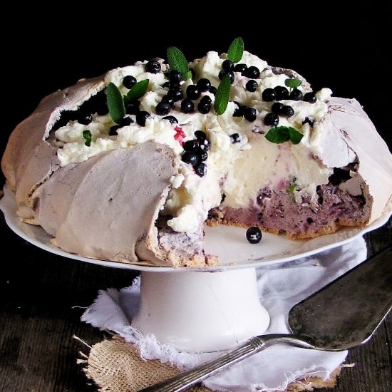 Berry pavlova