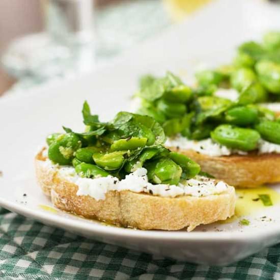 Fava bean, mint & ricotta crostini