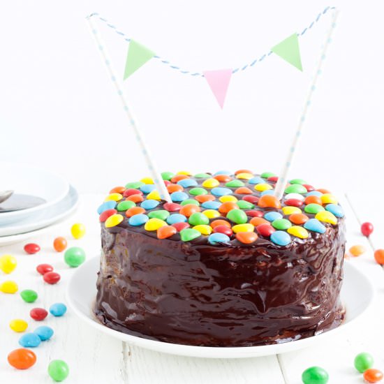 Vanilla cream and chocolate cake