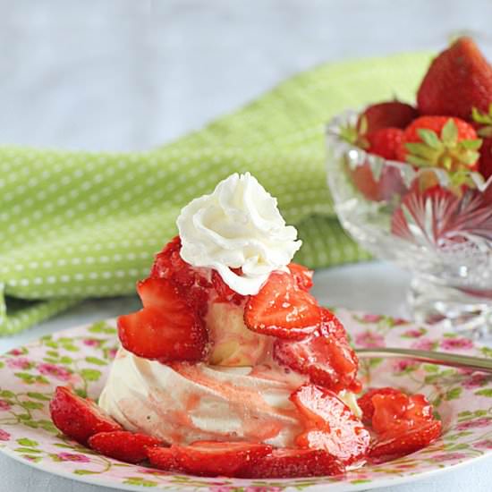 Strawberrry Meringue Schaum Tort