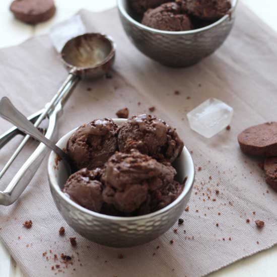 Chocolate ice cream with cookies