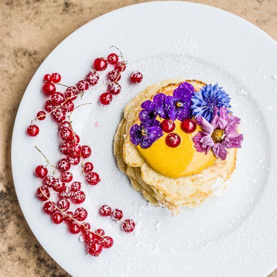 Pancakes with turmeric & honey skyr