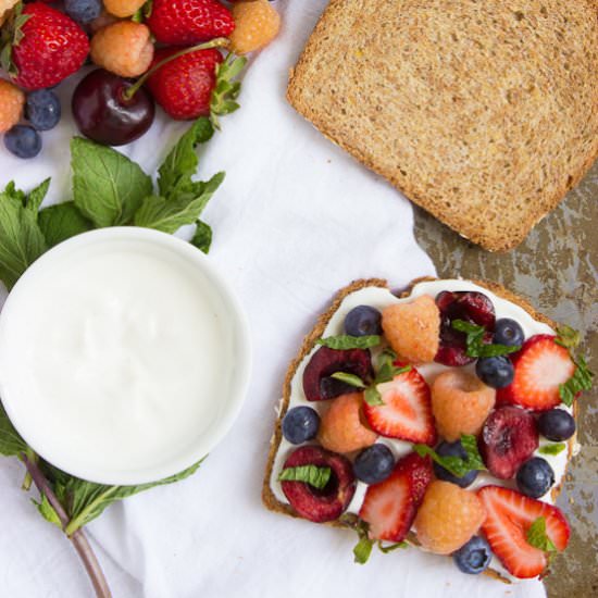 Toast with Yogurt and Berries